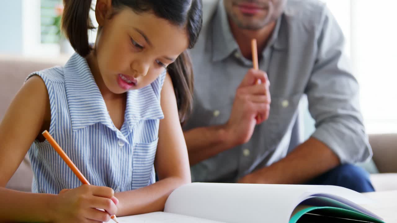 padre ayudando a su hija con su proyecto escolar