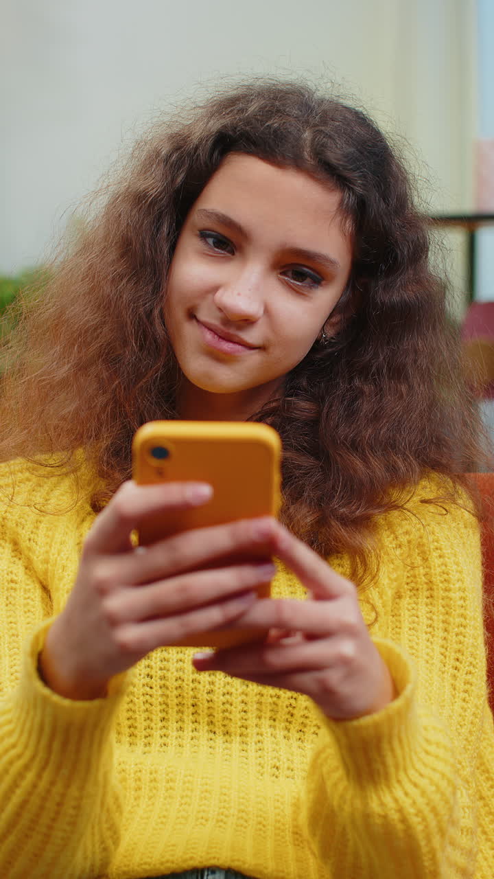 Bambine e ragazze che mandano SMS condividono contenuti di messaggi su applicazioni di social media per smartphone online