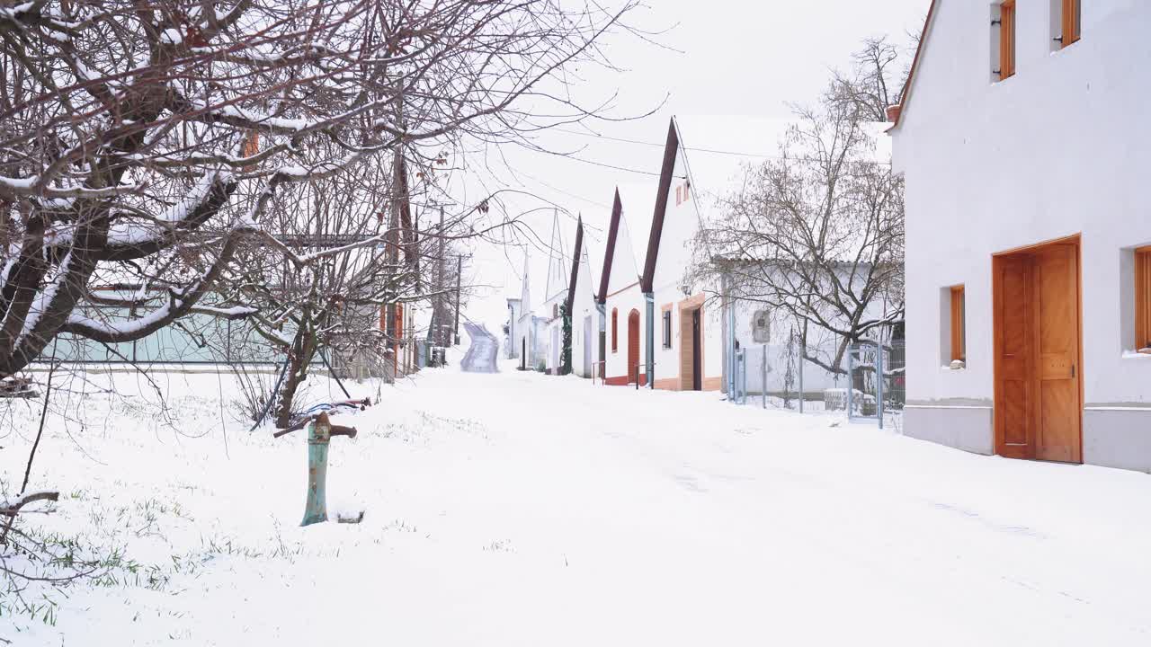 Cesta vinných sklepů Nemesnádudvar v Maďarsku během zimního sněžení. Vinná cesta v zimě, Nemesnádudvar, Maďarsko.