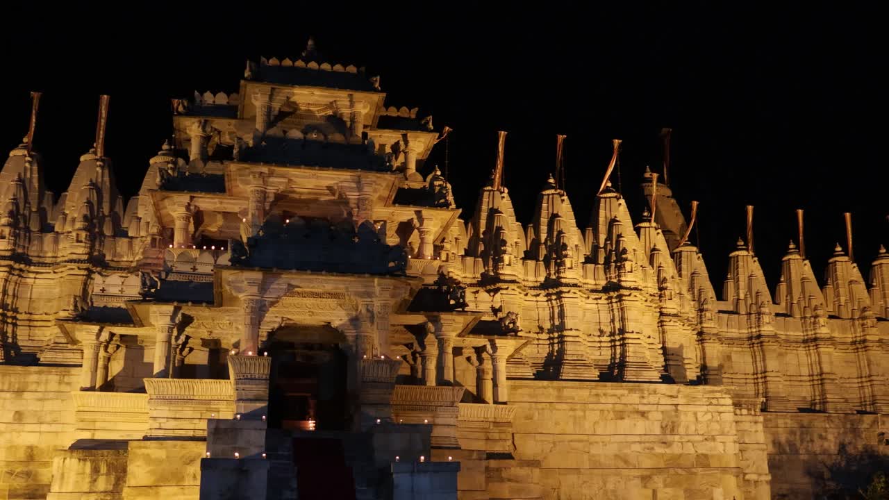 iluminado antigua arquitectura del templo único por la noche desde diferentes ángulos el video se toma en el templo jain de ranakpur rajasthan india