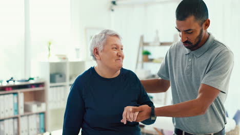 Mann,-Physiotherapie-Und-Patientin-Bei-älteren-Menschen