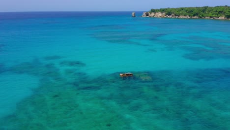 一艘沉船沉沒在加勒比海沿岸