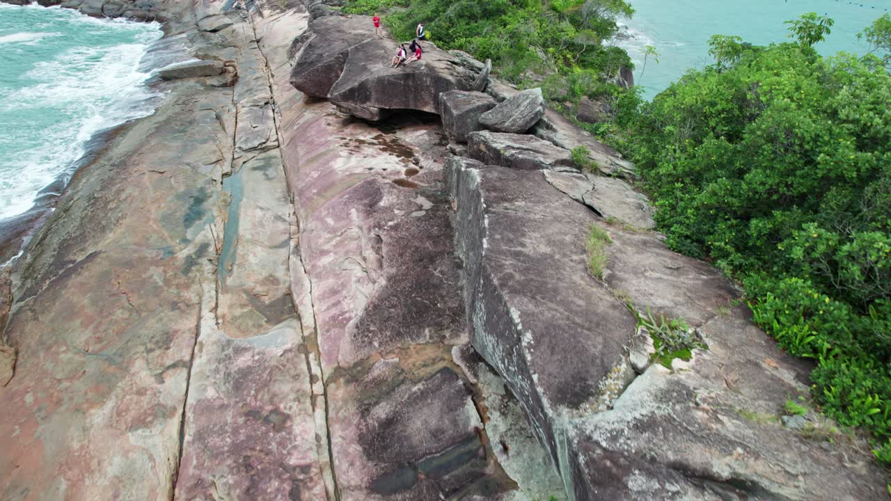 потрясающий орбитальный аэрофотоснимок скалистого побережья в бразилии в угрюмую погоду с зеленым морем и густой растительностью