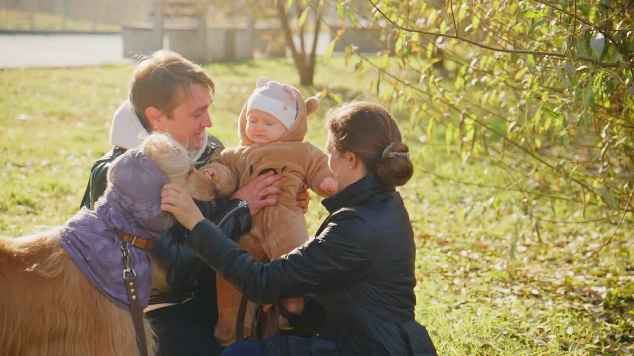 Legame familiare nella natura: un momento speciale con un bambino, i suoi genitori e il loro simpatico cane in una splendida giornata al parco, circondati dai colori autunnali