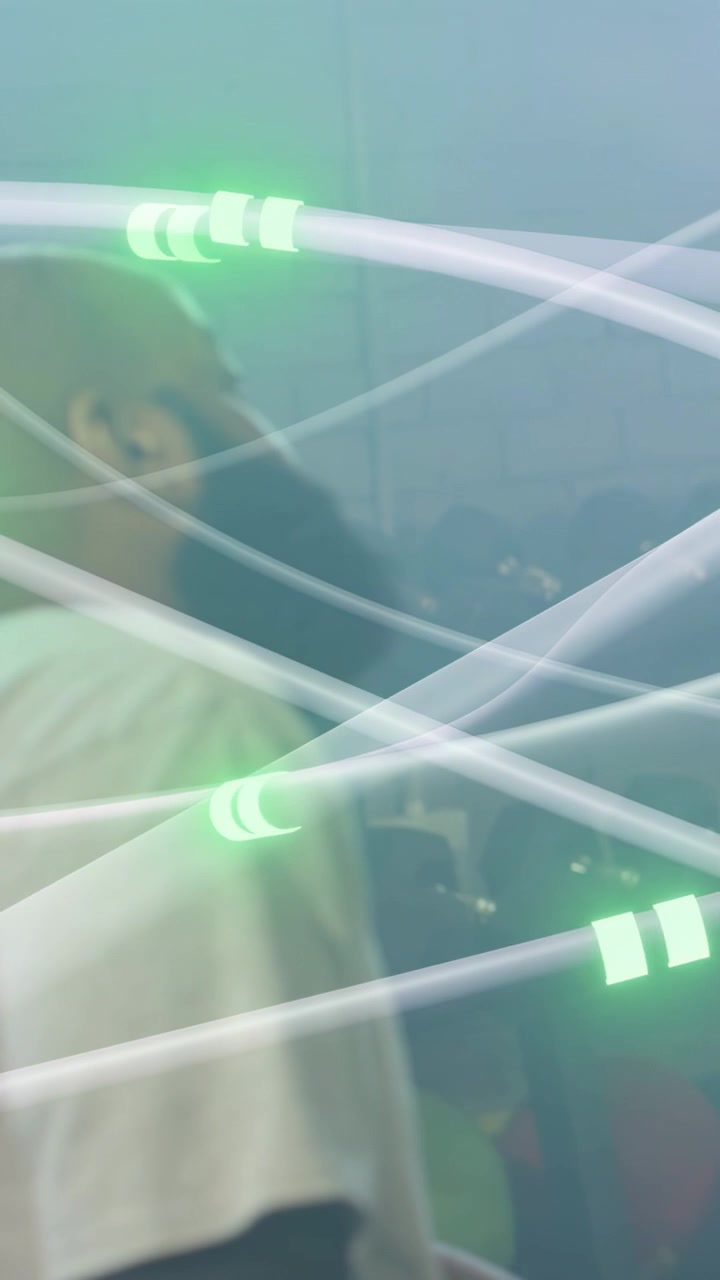 Video verticale: Uomo che sposta la testa mentre strisce bianche con nodi verdi scorrono, per uno spot tecnologico.
