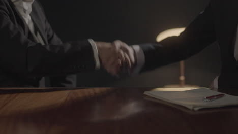 apretón de manos en una reunión de negocios