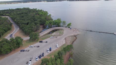 Imágenes-Aéreas-Del-Estacionamiento-En-El-Parque-Sycamore-Bend-En-El-Lago-Lewisville-En-Highland-Village,-Texas