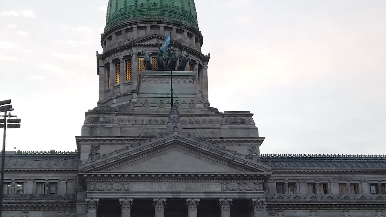 Paneo del Congreso Nacional de Argentina en Buenos Aires durante un atardecer colorido
