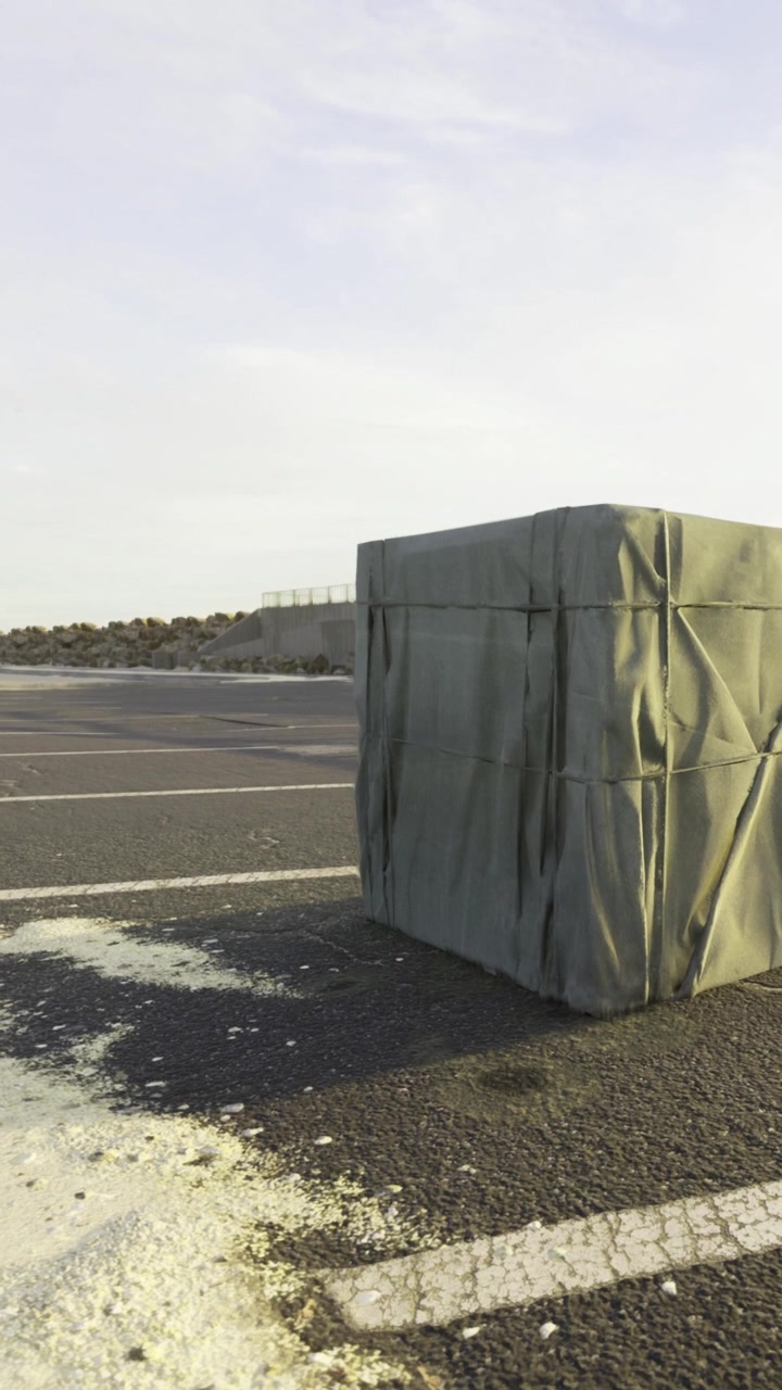 Gjenstand dekker tom parkeringsplass på et ørkensted på dagtid