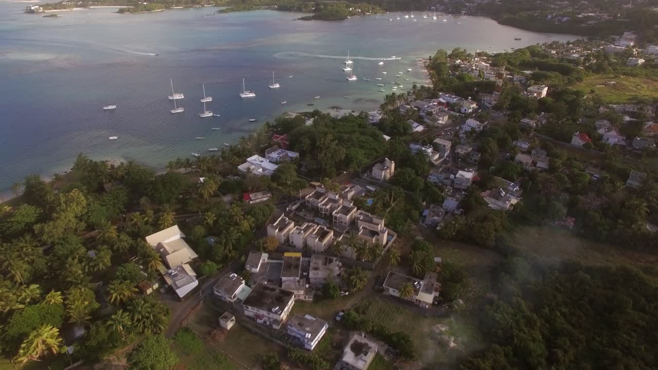 Isola di Mauritius e yacht nella baia, veduta aerea