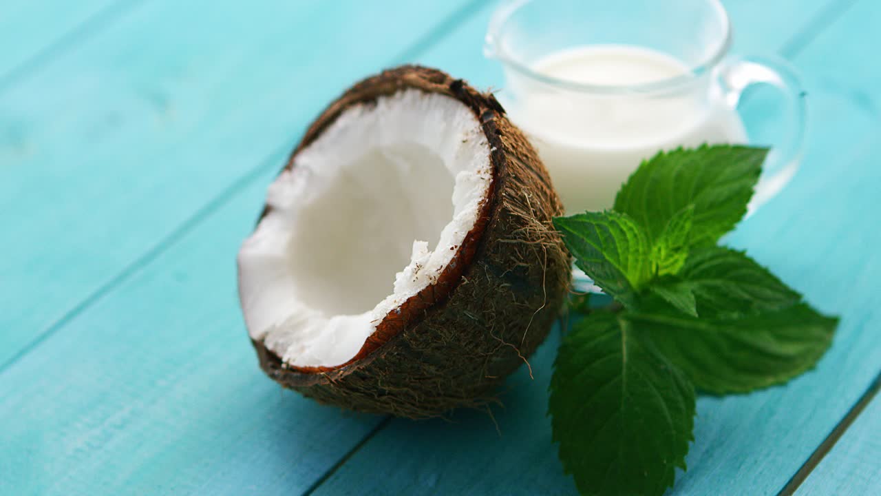 taza de leche y la mitad de coco