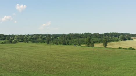 Luftaufnahmen-Einer-Annäherung-Eines-Traktors-An-Ein-Weizenfeld