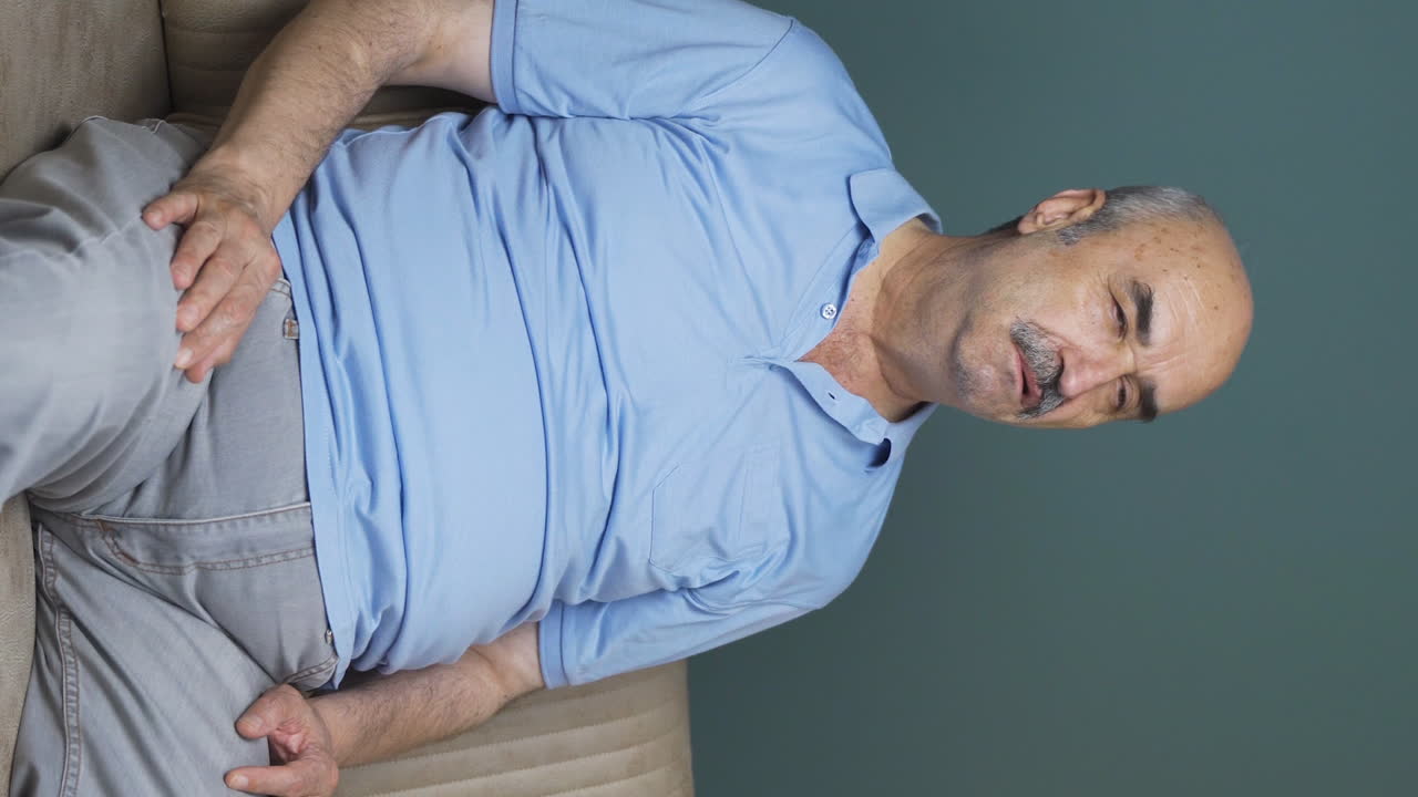 el video vertical del anciano critica lo que ve en la televisión.