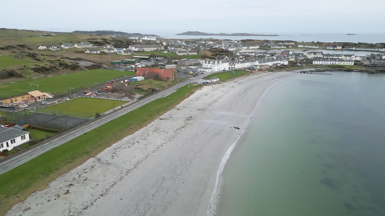 vista aérea de la playa, con port ellen en el fondo, islay, escocia