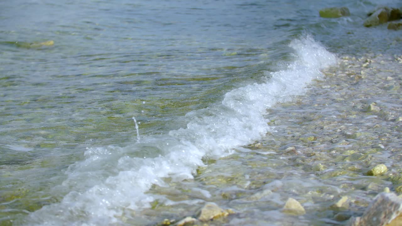 해변에서 바위와 돌을 닫습니다