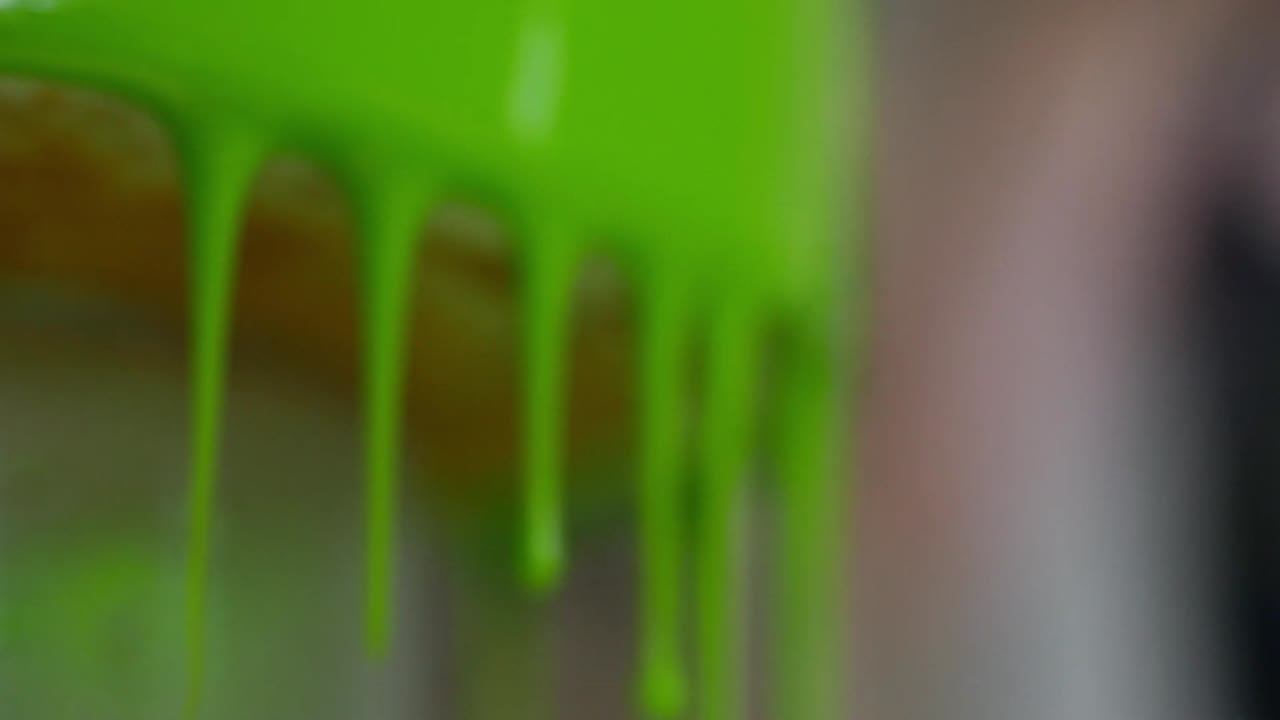 케이크 위에 초록색 글러싱을 뿌리는 것