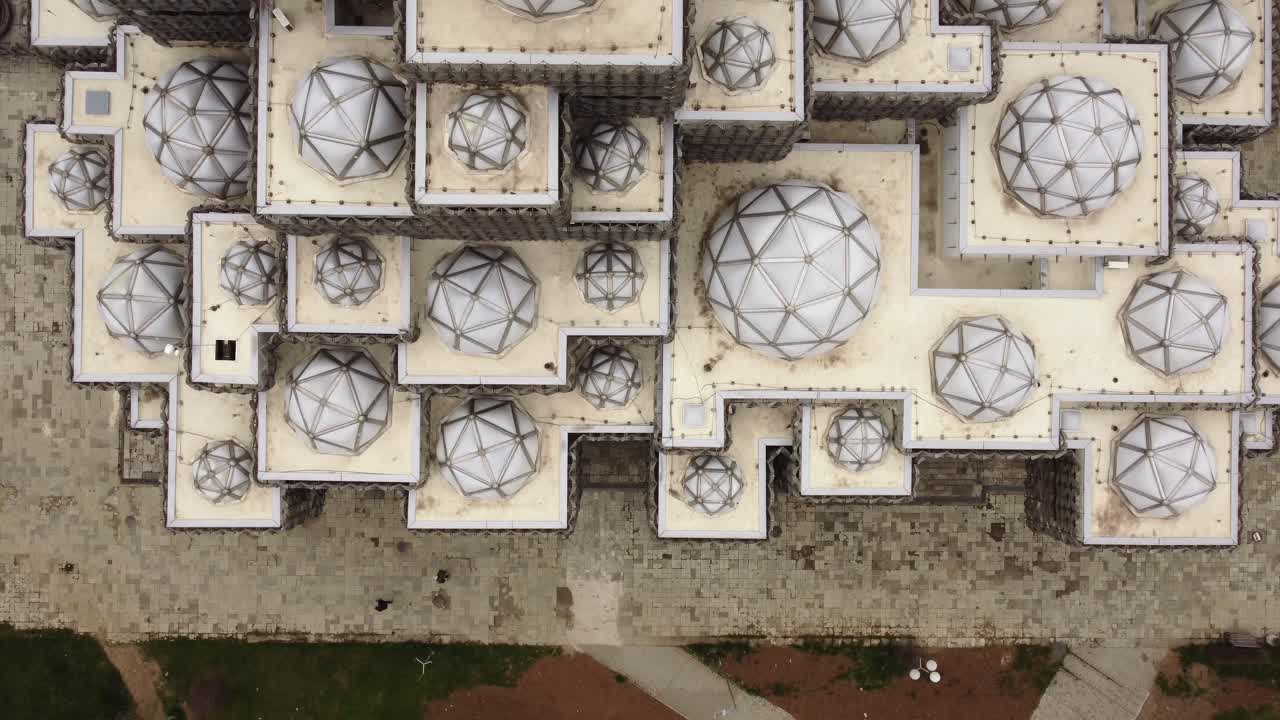 foto aérea de la biblioteca blanca de pristina, kosovo con un dron