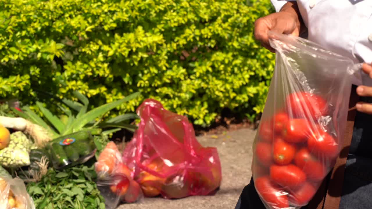 거리에서 토마토를 사는 여자