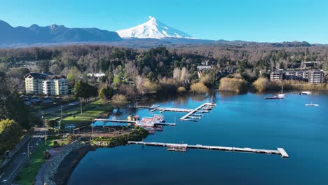 lago pintoresco en pucón en los ríos de chile