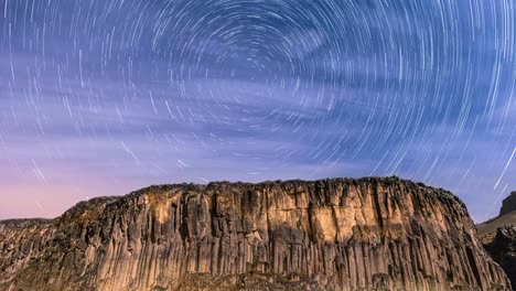 Montañas-Basálticas,-Y-La-Luz-De-La-Luna-Que-Las-Iluminaba-En-Medio-De-La-Noche