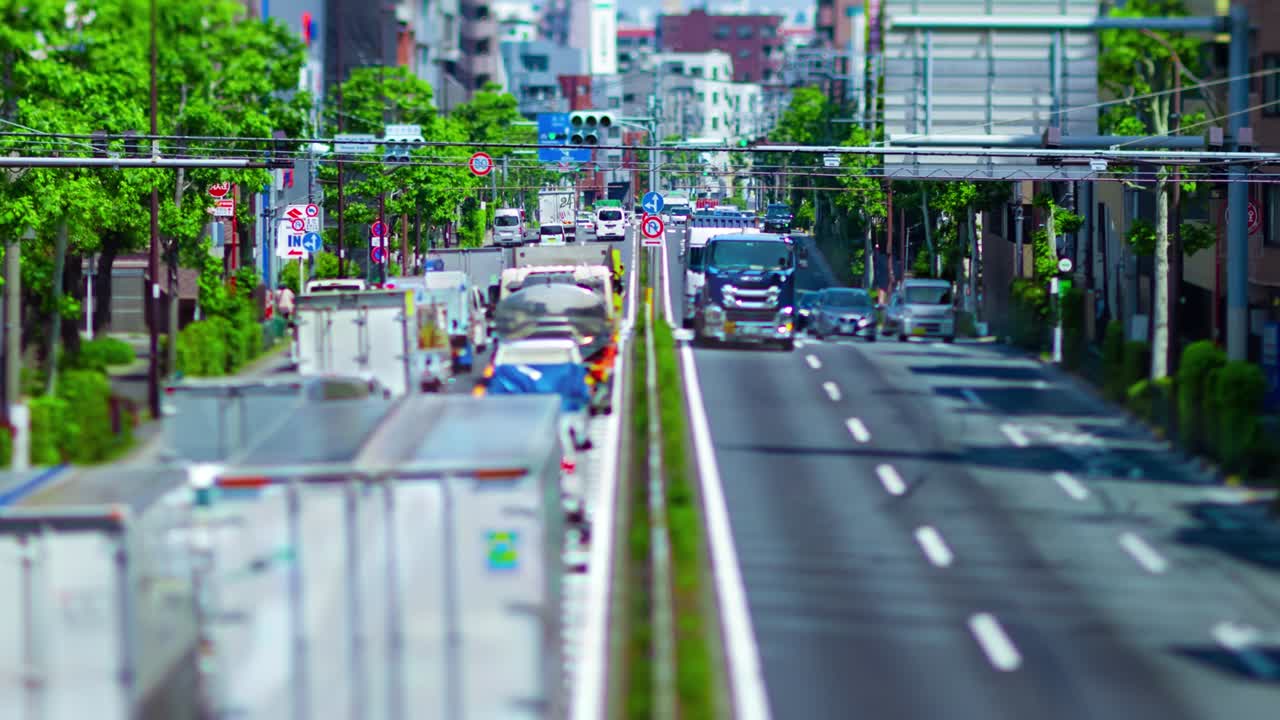 도쿄의 도시 거리에서 미니어처 교통체증의 타임스