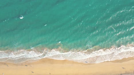 Paisaje-Marino-De-Verano-Hermosas-Olas,-Agua-De-Mar-Azul-En-Un-Día-Soleado