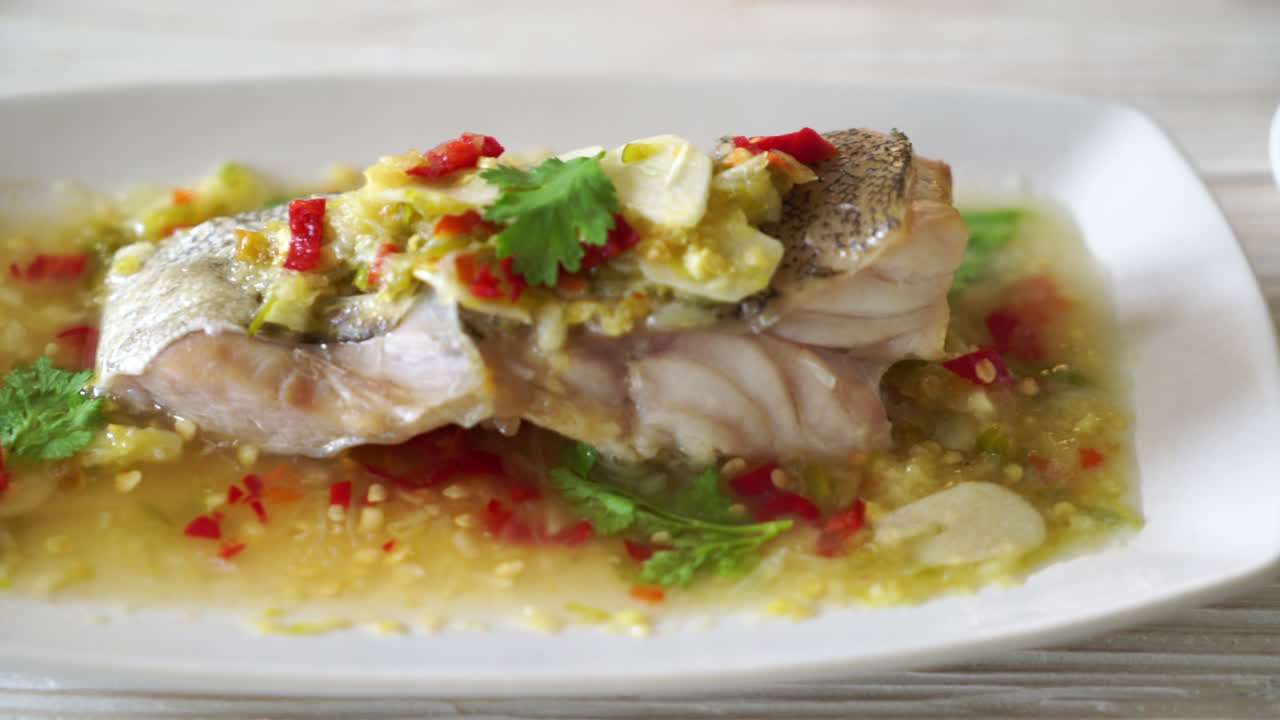 filete de pescado de mero al vapor con salsa de chile y lima en aderezo de lima