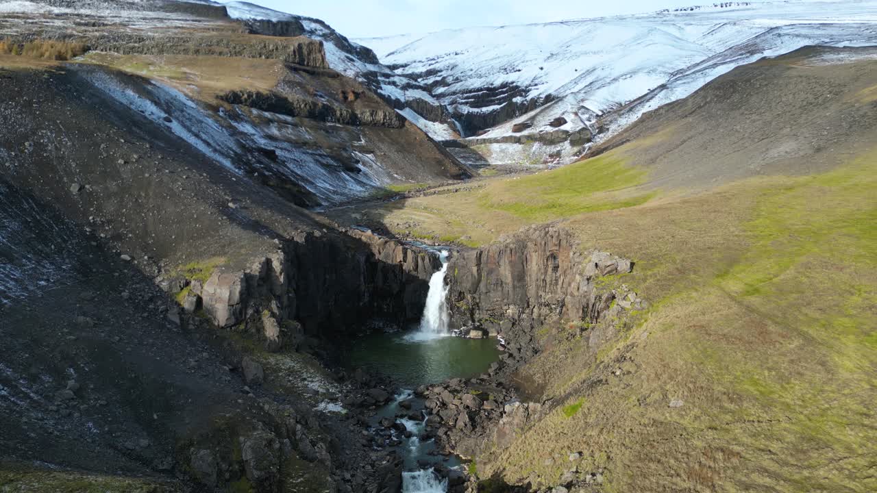 pintoresca cascada de islandia frente al acantilado del cañón, antena sin gente
