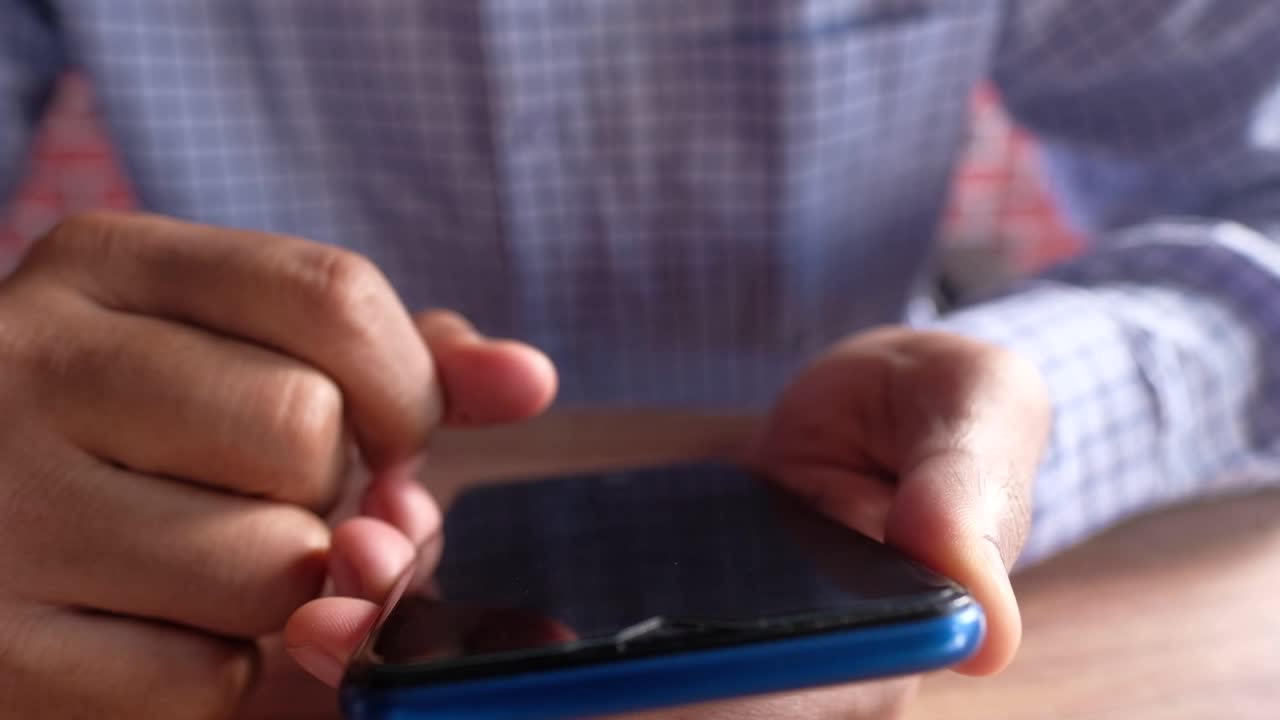 persona que utiliza un teléfono inteligente