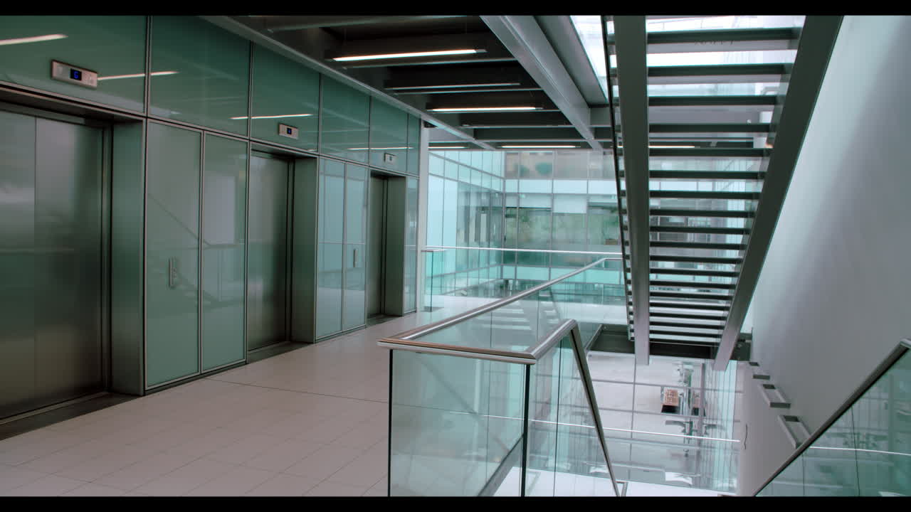 trabajadores masculinos y femeninos de centros de llamadas que usan auriculares