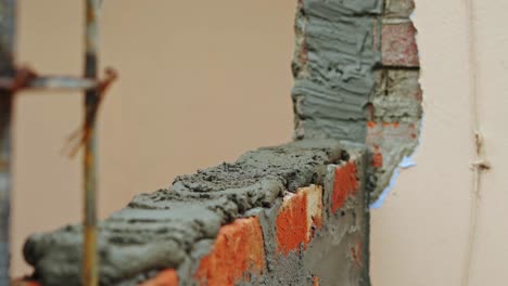 Wandbau-Auf-Der-Baustelle,-Nahaufnahme,-Auftragen-Von-Zement-Auf-Ziegelwände