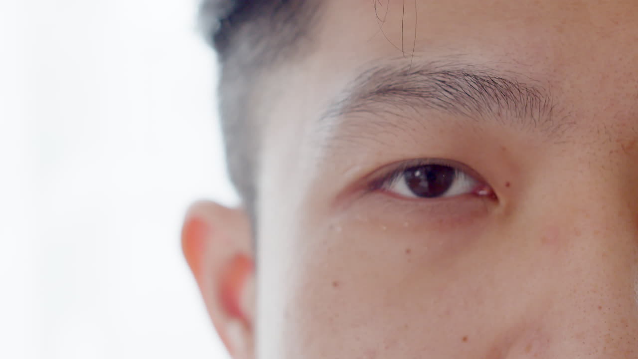 아시아 남자의 얼굴을 가까이