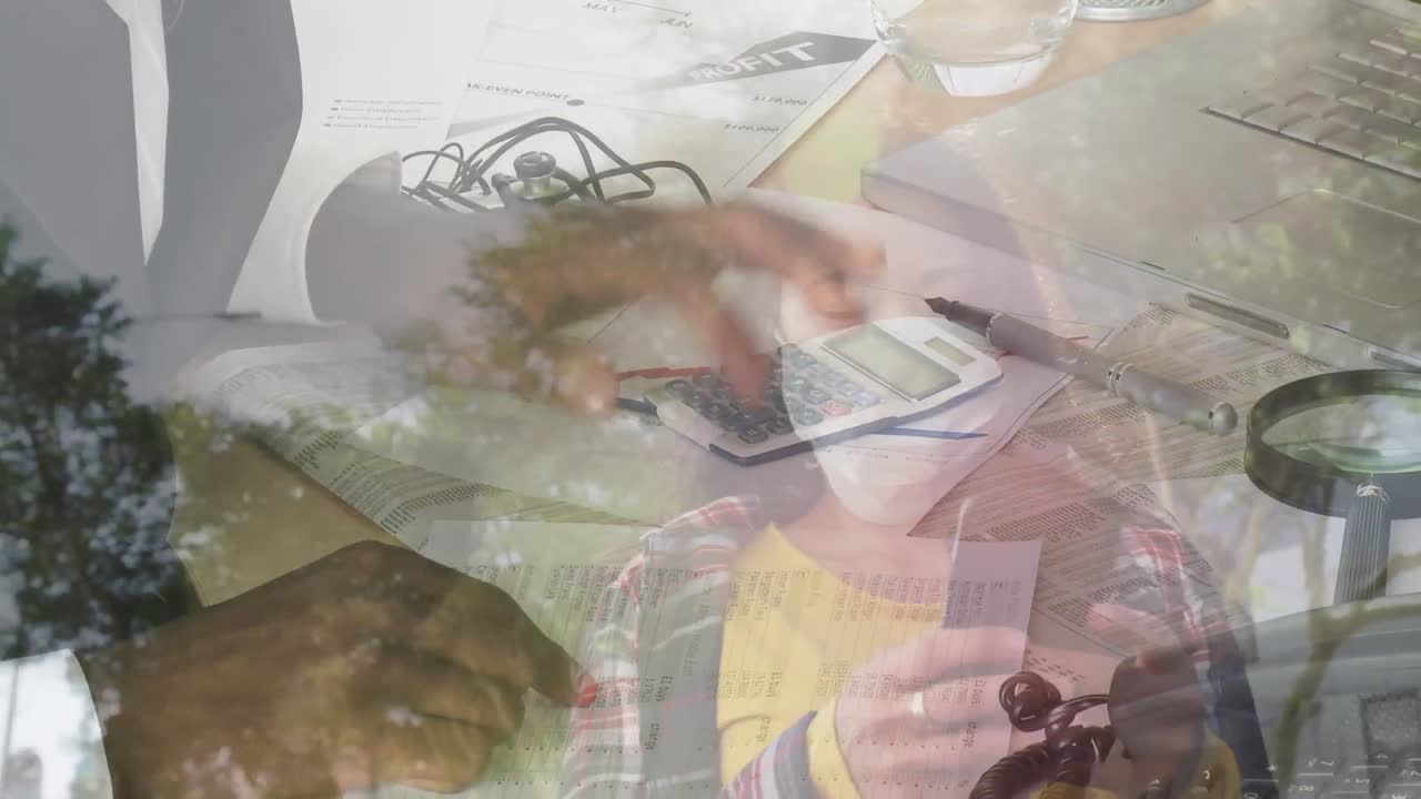 el papeleo y la calculadora sobre la mujer con la máscara.