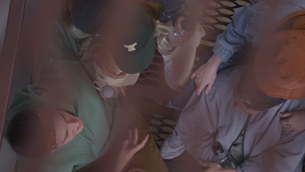 계단에 있는 젊은이들