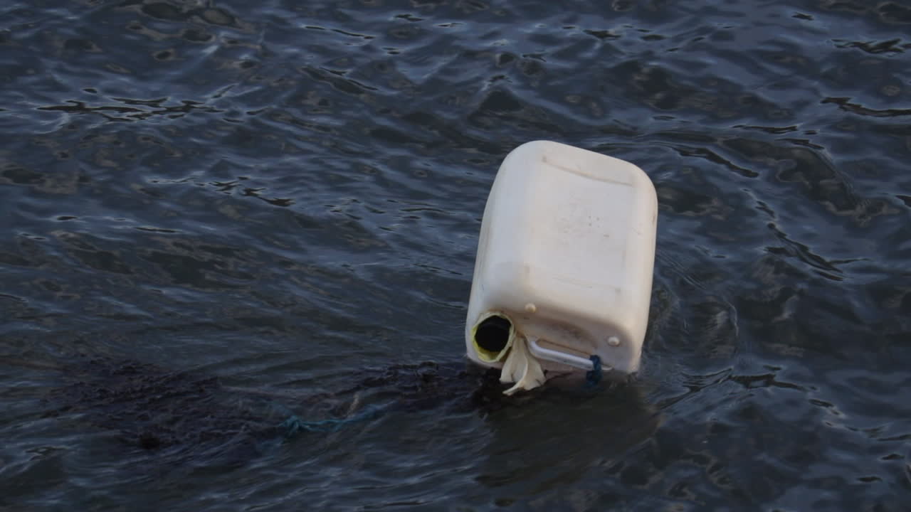 Un contenedor blanco flotando en un río.