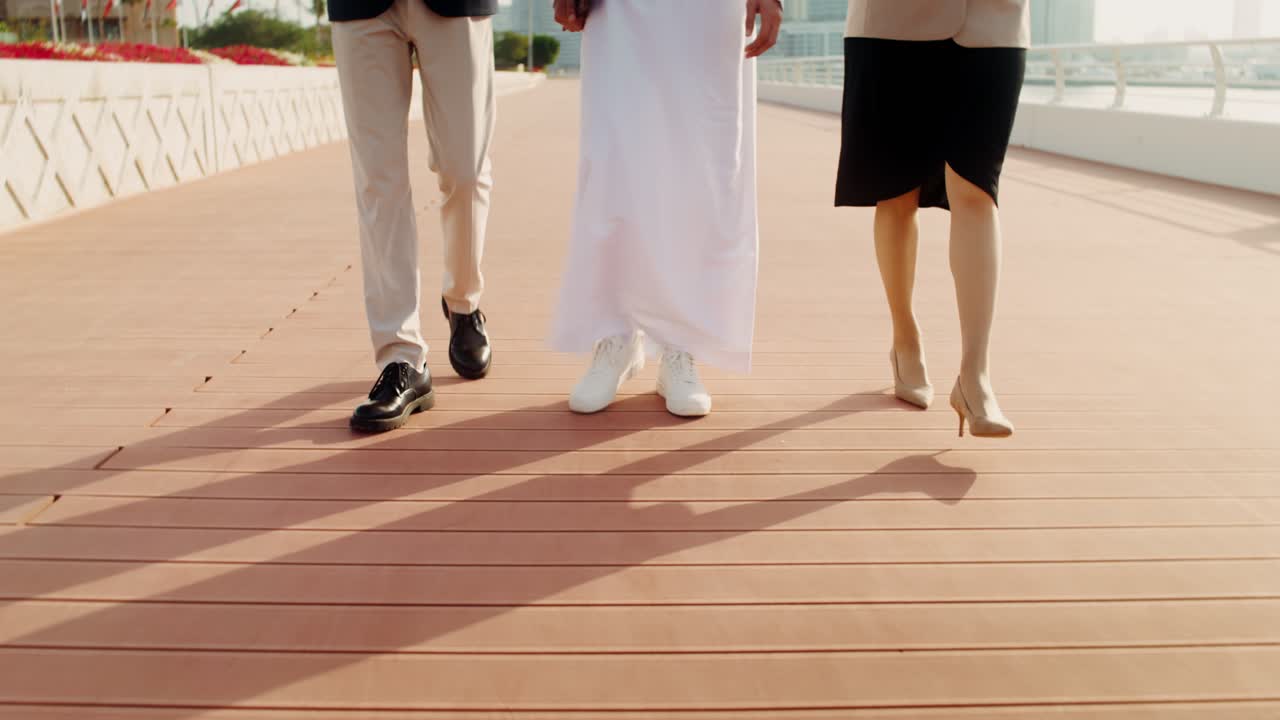 함께 걸어가는 사업가들