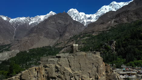 Filmische-Drohnenaufnahme-Einer-Alten-Struktur-Oder-Festung-Auf-Dem-Karakoram-Highway-Pakistan-Mit-Den-Passu-Kegeln-In-Der-Ferne