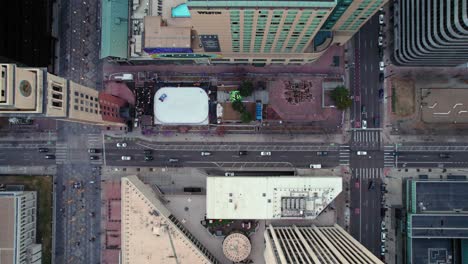 vista aérea de drones de arriba hacia abajo de la calle arapahoe en el centro de denver colorado con tráfico circulando por calles y tejados de gran altura alrededor