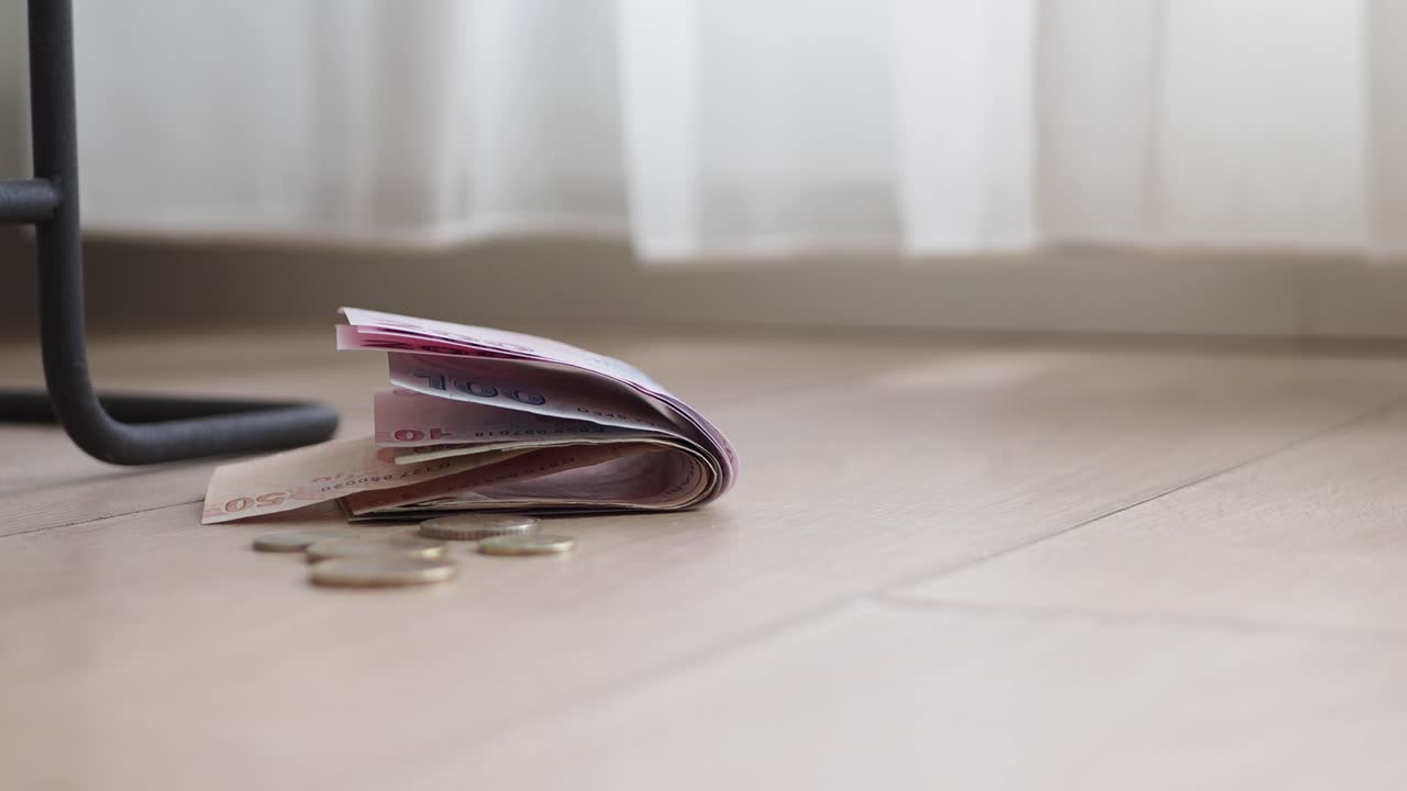 바닥에 있는 돈과 동전