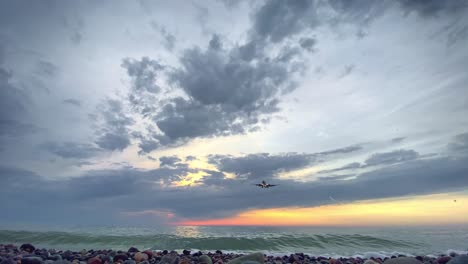 avión comercial volando y aterrizando sobre el mar