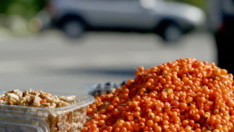un puesto de frutas y nueces al borde de la carretera en rumania