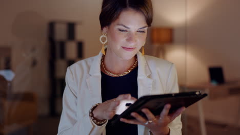 mujer de negocios, noche y tableta