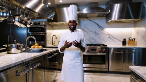 chef en una cocina moderna
