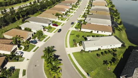 aerial de un coche conduciendo en un vecindario suburbano soleado en un clima tropical