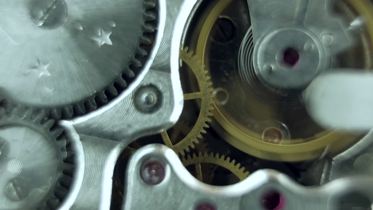 mecanismo de reloj antiguo funcionando, primer plano con enfoque suave