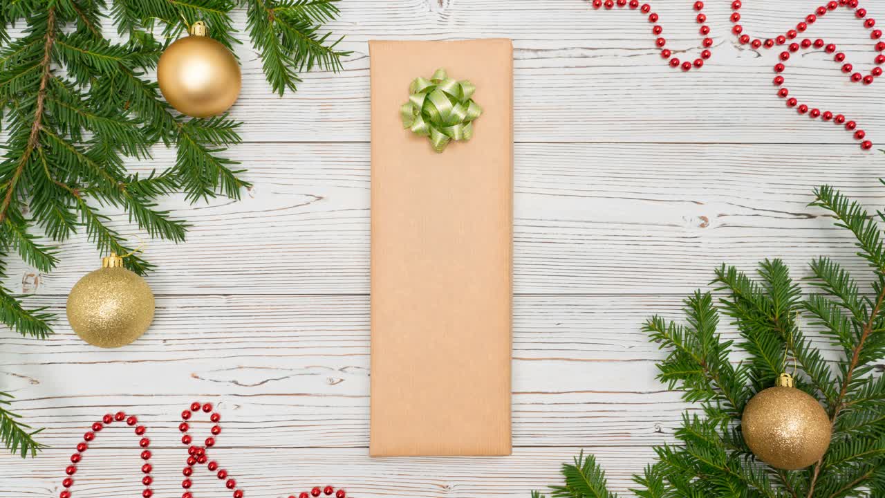 소나무 가지 프레임 안에서 크리스마스 선물이 바뀌고 있습니다.