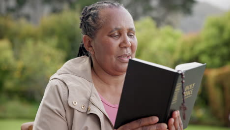 Frau,-Lesen-Und-Bibel-Für-Das-Gebet-Im-Gottesdienst