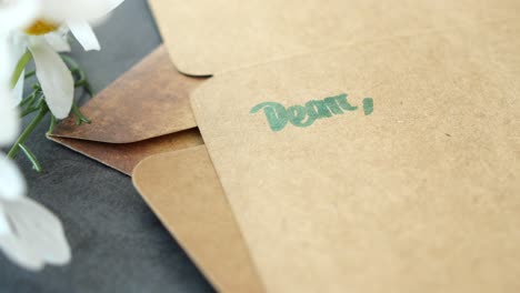 escribiendo una carta en papel marrón