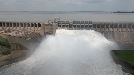 Rückzüge-Aus-Der-Luft-Vom-Staudamm,-Der-Bei-Hochwasser-Wasser-Freisetzt