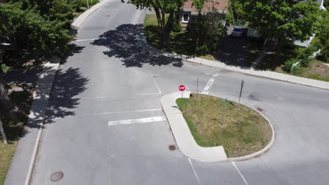 barrio residencial barriendo más allá de la antena de señal de stop